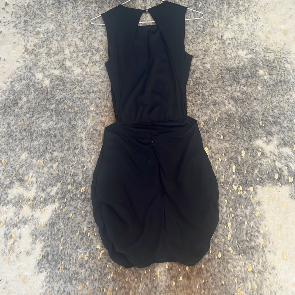 Backless dress - Picture 2 of 4